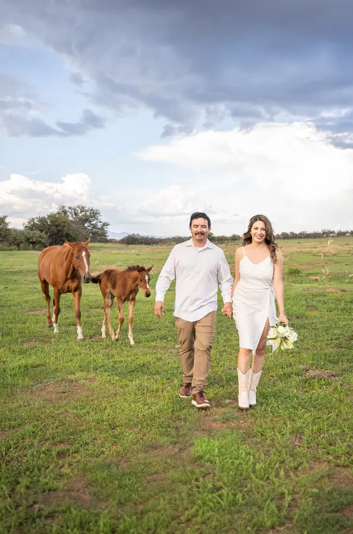 Analhy y Alejandro caminando en el campo