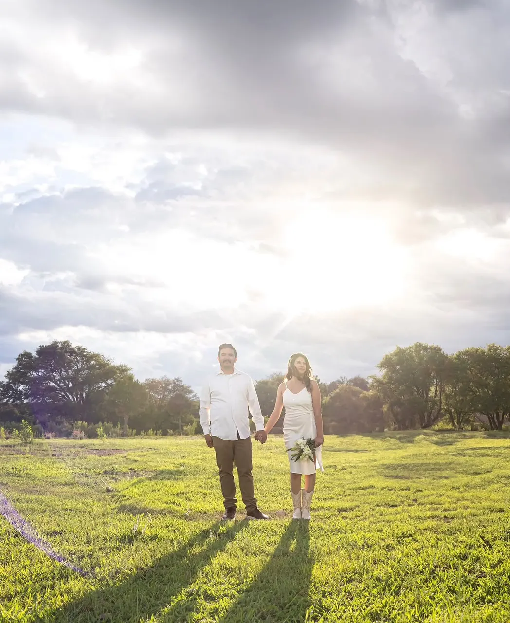 La pareja tomados de la mano al atardecer