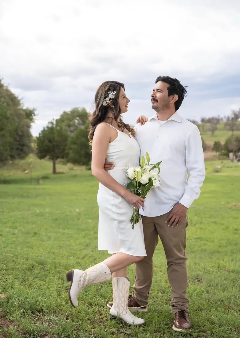 La pareja de pie en el campo