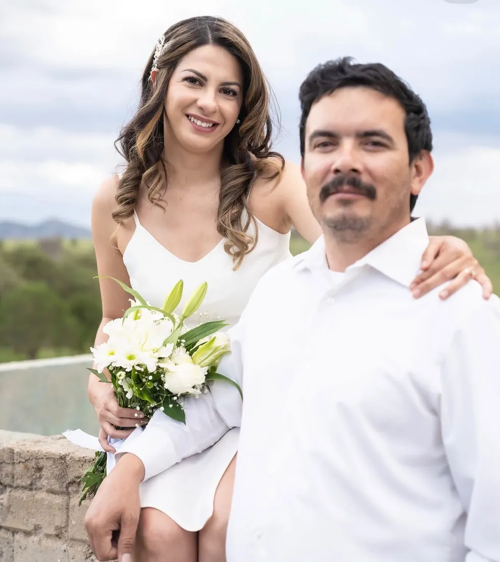La pareja con la sierra al fondo
