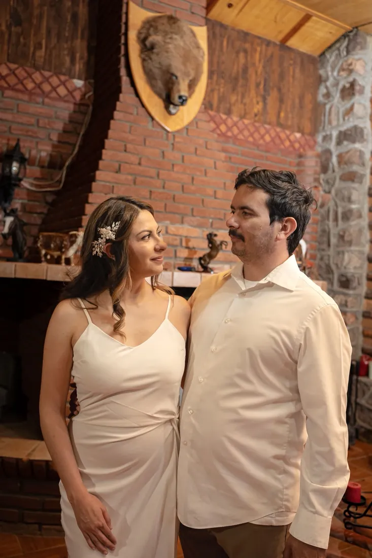 La pareja junto a la chimenea