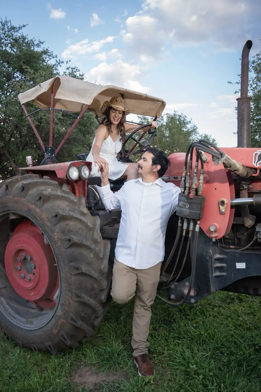 Analhy y Alejandro sobre un tractor antiguo