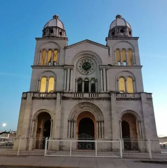 Fachada de la Catedral de San Antonio de Padua al atardecer