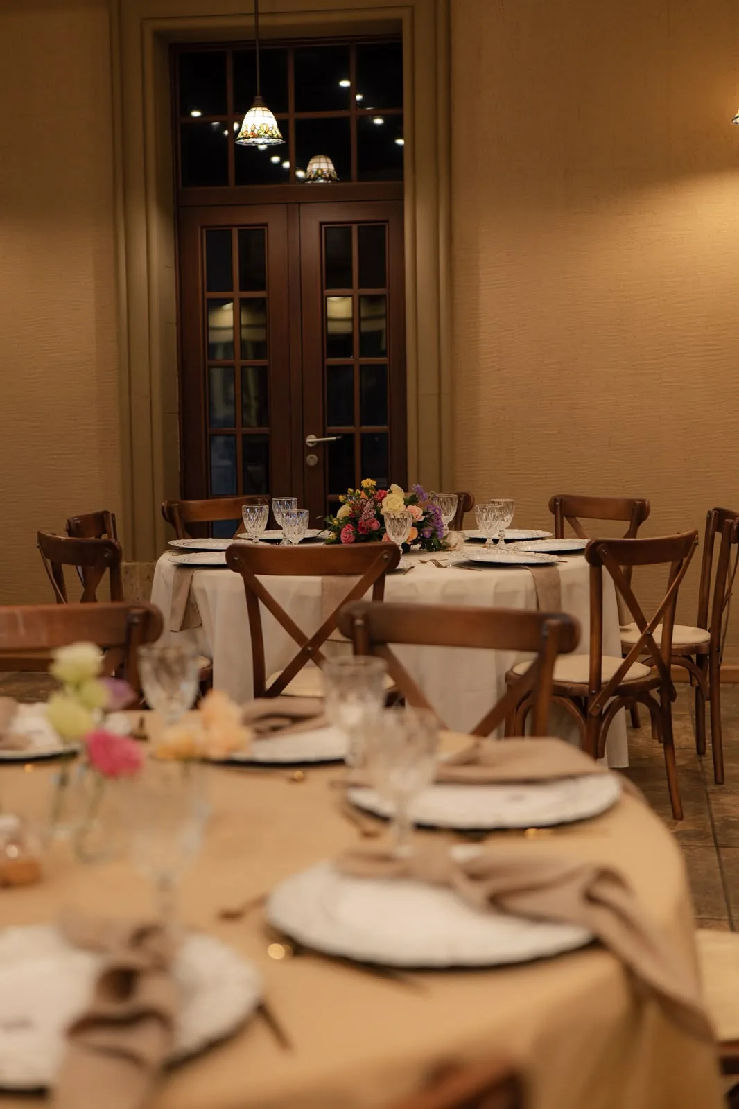 Mesas montadas para la recepción en Hacienda del Café Salón